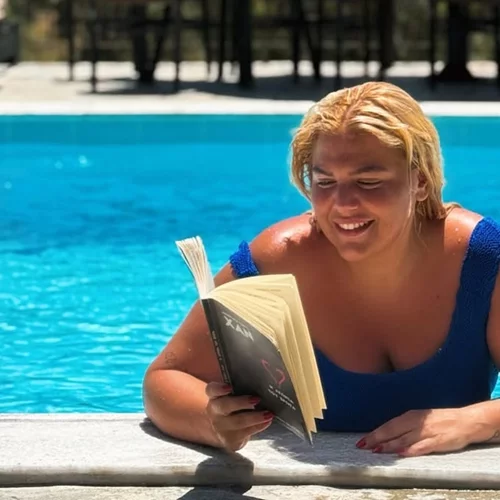 Δανάη Μπάρκα | Ποζάρει με κόκκινο μαγιό στο αγαπημένο της νησί