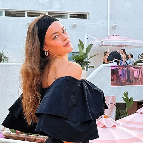 Η Γαία Μερκούρη προτείνει τον σύγχρονο τρόπο να φορέσεις τη γαλαζοπράσινη σκιά φέτος το καλοκαίρι