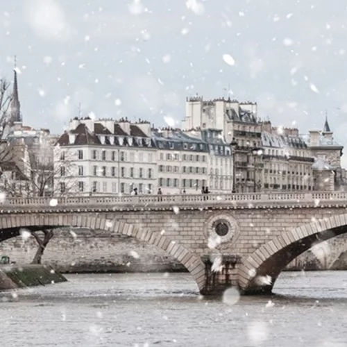 Παρίσι | Στα λευκά "ντύθηκε" η πόλη του Φωτός - Οι εντυπωσιακές εικόνες