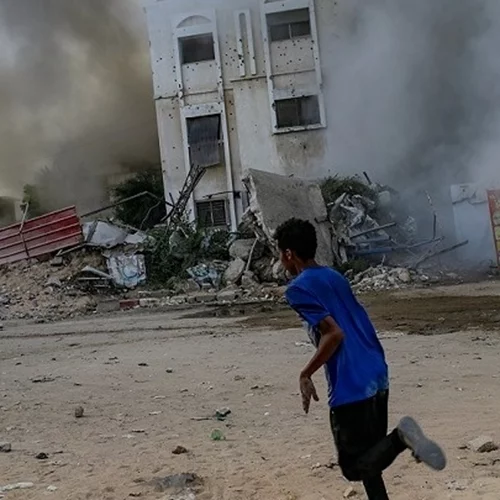 Ο Ντ. Τραμπ καλεί το Ισραήλ να σταματήσει τους βομβαρδισμούς στη Γάζα, λέγοντας ότι η Χαμάς είναι έτοιμη για ειρήνη