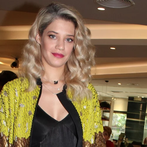 Αγαπάς τα floral μοτίβα; Η Τζένη Θεωνά φόρεσε το τέλειο floral φόρεμα για την εποχή