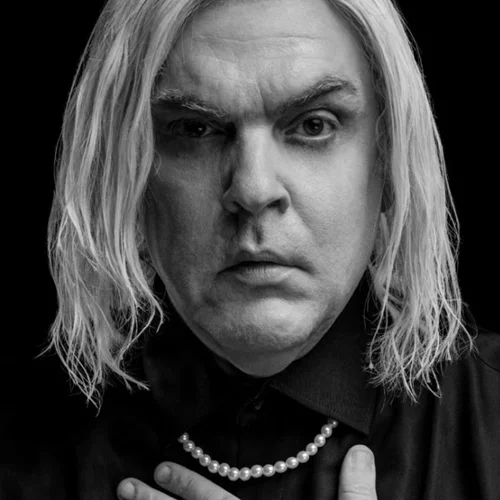 Ο Αντώνης Λουδάρος μεταφέρει στη σκηνή την ιστορία της trans Γερμανίδας που επιβίωσε σε ένα ασφυκτικό πλαίσιο