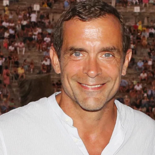 Ο Κωνσταντίνος Μαρκουλάκης σε σπάνια βραδινή έξοδο σε νυχτερινό κέντρο