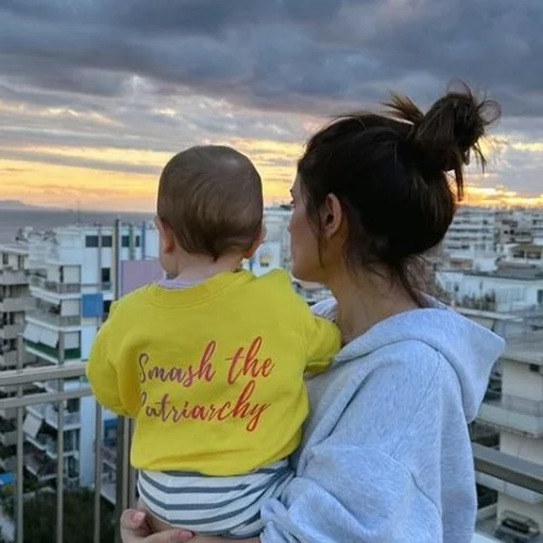 Μαίρη Συνατσάκη | Η Ολίβια κάνει βόλτα με την καλύτερή της φίλη και μας κάνει να χαμογελάμε