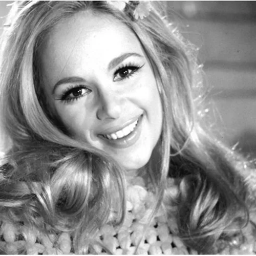 Αλίκη Βουγιουκλάκη | Με old money χτένισμα στο Παρίσι στα μέσα της δεκαετίας του '60