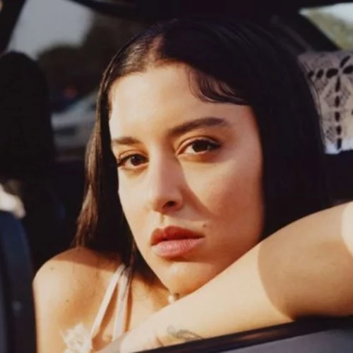 Το To ίντερνετ αναρωτιέται πώς 'βγαίνουν' οι ψιλές νότες στο 'Ζάρι', η Μαρίνα Σάττι απαντά