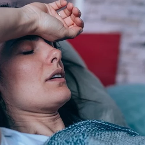 Δηλώνει "αλλεργική στη βαρύτητα" και ξοδεύει πάνω από 23 ώρες ξαπλωμένη στο κρεβάτι