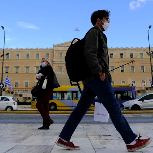 Δύσκολο παζλ τα μέτρα για τον κορονοϊό | "Πάει πίσω" το lockdown των ανεμβολίαστων για τον φόβο των αντιδράσεων