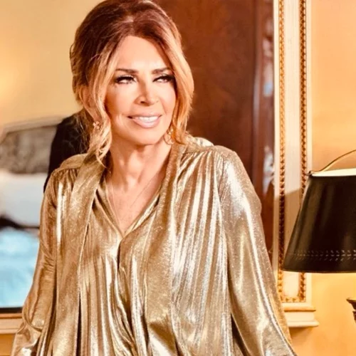 Η Μιμή Ντενίση γιορτάζει την 25η Μαρτίου | Το casual σύνολό της με folklore γιλέκο και τζιν παντελόνι