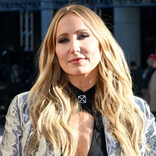 H Nikki Glaser επιστρέφει στην παρουσίαση των Golden Globes 2026