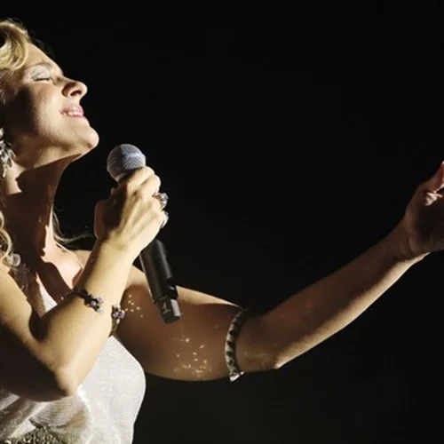 Νατάσα Μποφίλιου | Με το πιο αιθέριο καλοκαιρινό σύνολο στη συναυλία της στο Βεάκειο