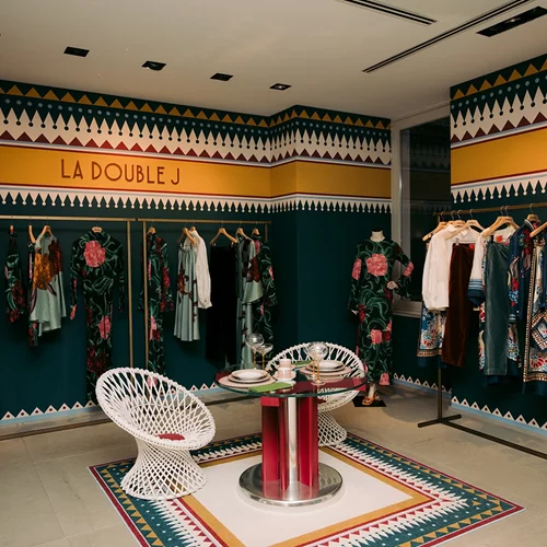 Luisa World x La DoubleJ | Δύο ημέρες βυθισμένες στο χρώμα, την ενέργεια και τη φιλοσοφία της JJ Martin.