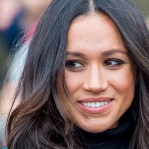Ξέρουμε το μυστικό της Meghan Markle για τέλειες, λαμπερές μπούκλες