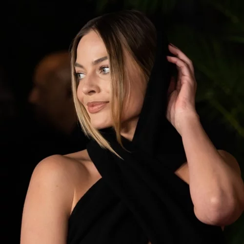 Margot Robbie | Η εμφάνιση στο κόκκινο χαλί με τη μητέρα της που είναι εξίσου εντυπωσιακή