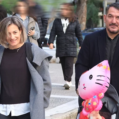 Πύρρος Δήμας | Χαλαρή βόλτα με την Αφροδίτη Σκαφίδα και τα δυο μικρότερα παιδιά του