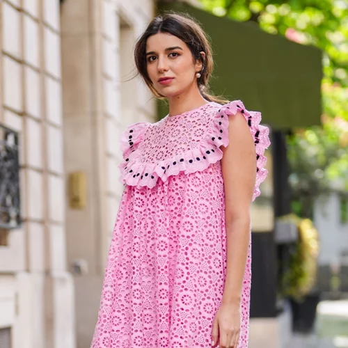 Η λευκή τσάντα με κεντήματα από Stradivarius που θα κρατούσε μία Γαλλίδα στην παραλία