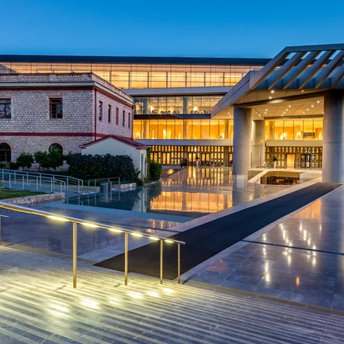 Συγκίνηση στο Μουσείο Ακρόπολης: Οριστική επανένωση των τριών παρθενώνειων θραυσμάτων