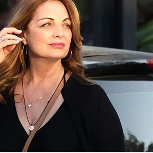 Sporty chic | Η total black εμφάνιση της Άντζελας Γκερέκου και τα sneakers που θα φορέσουμε φέτος την άνοιξη