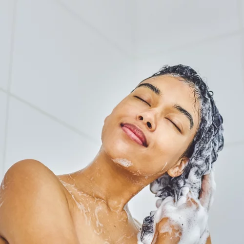 5 συνήθειες στο λούσιμο που καταστρέφουν τα μαλλιά σου σε βάθος χρόνου