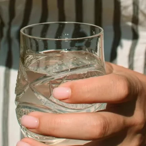 Τι είναι το water fasting; Μπορεί να βοηθήσει στην απώλεια κιλών;