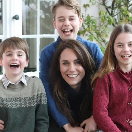 Το χαμόγελο της Kate δεν έπεισε τους Βρετανούς | Ψεύτικη η φωτογραφία με τα παιδιά της