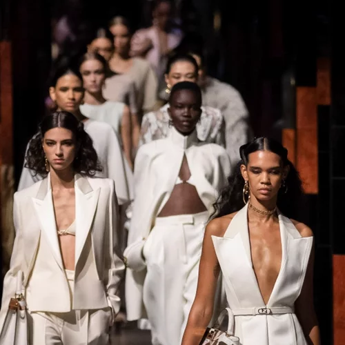 Summer Style | Από το γραφείο έως τη βραδινή έξοδο, σε αυτές τις τάσεις θα επενδύσουμε φέτος