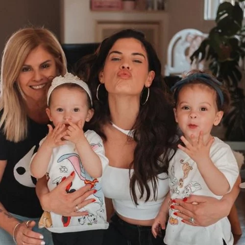 Ξανά στο σχολείο η Χριστίνα Μπόμπα σε διπλανή αίθουσα από τις κόρες της | Η ευγενική παρατήρηση που δέχτηκε από follower