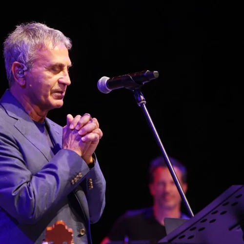 Η ξεχωριστή περίπτωση του Γιώργου Νταλάρα