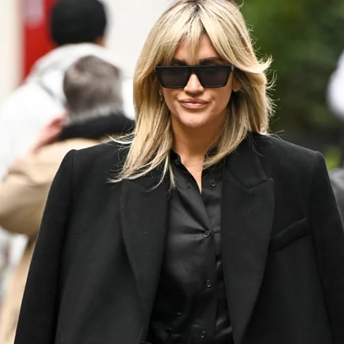 Τα μαύρα παλτό που θα επέλεγε μία fashion insider φέτος τον χειμώνα