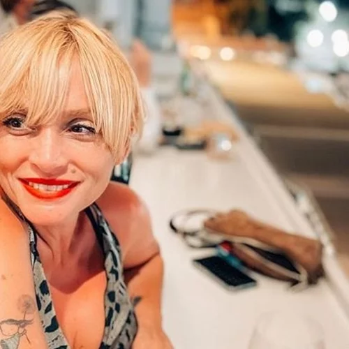 Για lunch η Ελεωνόρα Ζουγανέλη | Η αλλαγή στο μακιγιάζ της που της χαρίζει περισσότερη φρεσκάδα