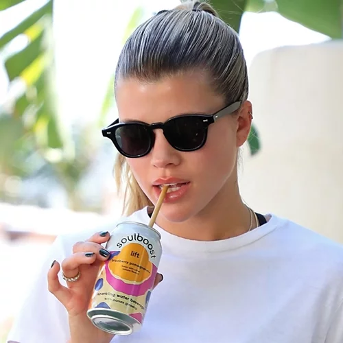 Ξέχνα το κόκκινο και το κοραλί | Αυτό είναι το νέο it χρώμα νυχιών του καλοκαιριού