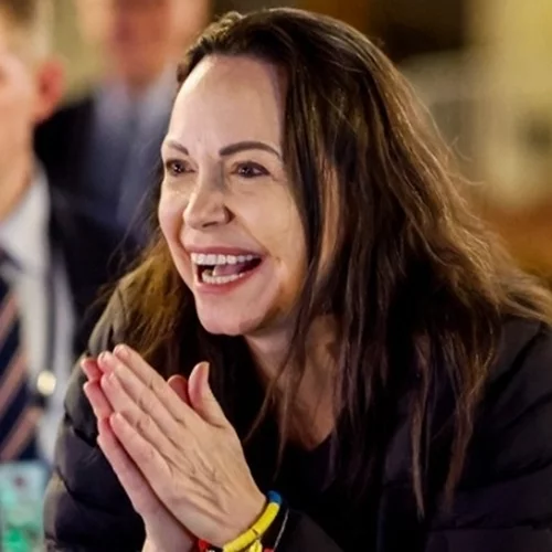 Στο Όσλο η επικεφαλής της αντιπολίτευσης στη Βενεζουέλα, μερικές ώρες μετά την απονομή του Νόμπελ ειρήνης