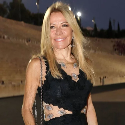 Μαριάννα Λάτση | Στο Μέγαρο Μουσικής με μανικιούρ στην απόλυτη απόχρωση θηλυκής κομψότητας