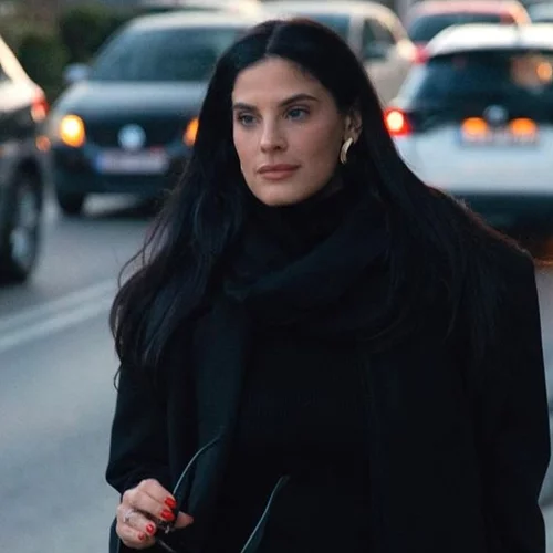 Χριστίνα Μπόμπα | Ο ανοιξιάτικος τρόπος που φόρεσε ένα κολάν σε πρωινή εμφάνιση