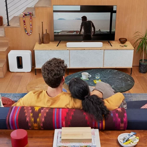 Ψάχνεις το επόμενο gadget για το σαλόνι σου; Βρήκαμε πως θα το κάνεις να μοιάζει με αίθουσα κινηματογράφου