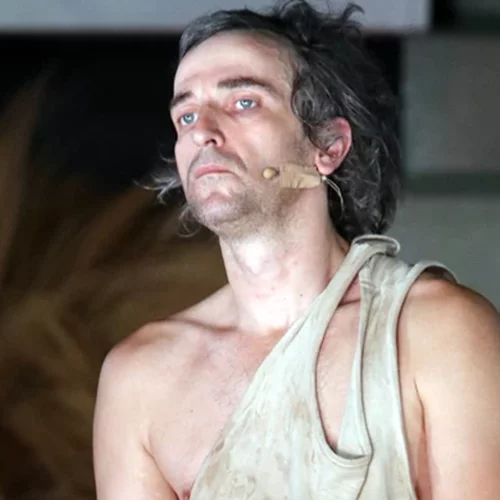 Άρης Σερβετάλης | Η πρώτη του αντίδραση on camera μετά τον σάλο με την παράσταση "Ρινόκερος" (βίντεο)