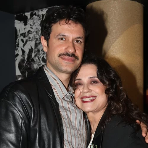 Περήφανος γιος ο Ορφέας Αυγουστίδης | Η αγκαλιά της συζύγου του, Γεωργίας Κρασσά στη Μαρία Τζομπανάκη