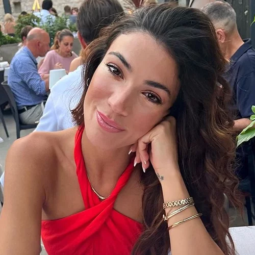 Quiet luxury at its best | Η Ήβη Αδάμου με το "clean girl" χτένισμα που αποπνέει μια φίνα κομψότητα