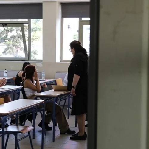 Πρεμιέρα των Πανελλαδικών για τα ΕΠΑΛ με Νέα Ελληνικά - Αύριο για τα ΓΕΛ