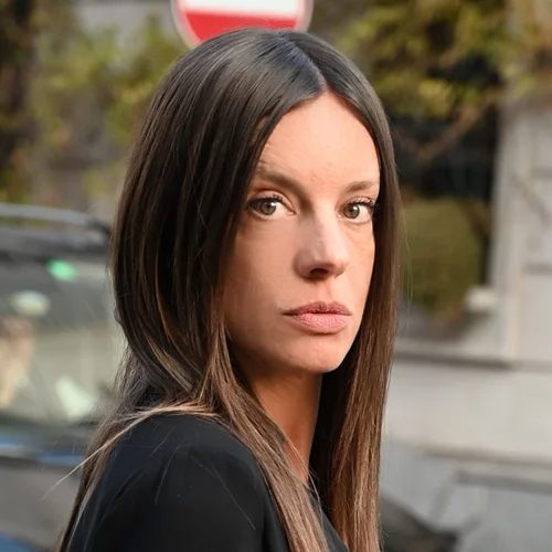 Χρυσιάννα Ανδριοπούλου | Οι leather καμπαρντίνες που όρισαν τα looks της στην Εβδομάδα Μόδας του Μιλάνου