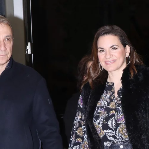 Η σπάνια εμφάνιση της Όλγας Κεφαλογιάννη με τζιν παντελόνι σε βραδινή έξοδο