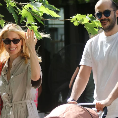 Μαρία Ηλιάκη - Στέλιος Μανουσάκης | Βόλτα στο κέντρο της πόλης με την κόρη τους, Κατερίνα (pics)