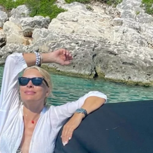 Πώς θα φορέσεις το μαύρο το καλοκαίρι σύμφωνα με την Ελένη Μενεγάκη