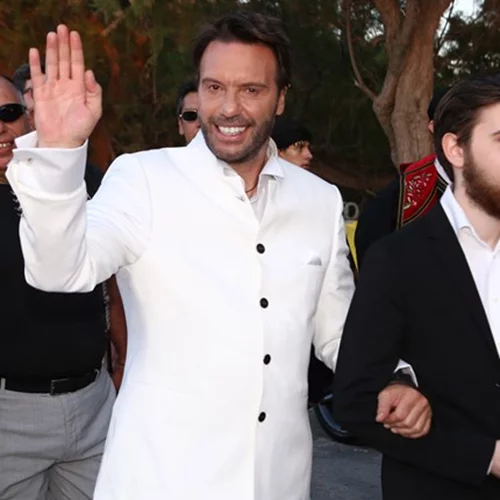 Ξέσπασε ο Στράτος Τζώρτζογλου | " Ο γιος μου έχει υποφέρει - Ήταν ένα παιδί καμπουριαστό, φοβισμένο από το bullying" (vid)