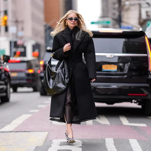 Εάν αποφασίσεις να βγεις σήμερα με τις φίλες σου, ντύσου για τον εαυτό σου