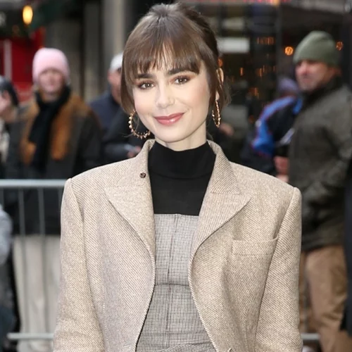 Η Lily Collins είναι πιο stylish από την Emily in Paris | Τα looks που θα θες να αναδημιουργήσεις