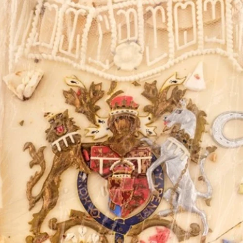 Ένα κομμάτι τούρτας από τον γάμο του Καρόλου με την Νταϊάνα πουλήθηκε έναντι 2.000 και πλέον ευρώ