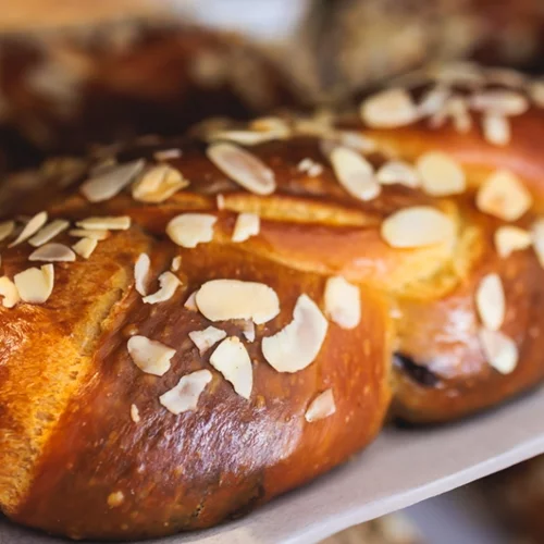 Πασχαλινά τσουρέκια χωρίς ζύμωμα και χωρίς μίξερ | Η πιο εύκολη και λαχταριστή συνταγή από την Αργυρώ Μπαρμπαρίγου