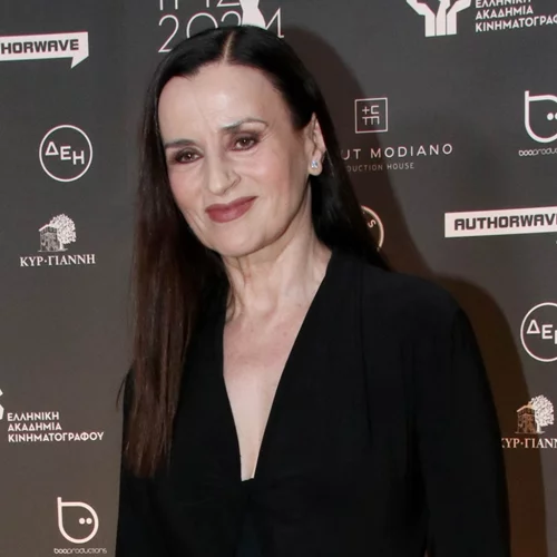 Βραβεία Ίρις 2024 | Το total black σύνολο της Καρυοφυλλιάς Καραμπέτη