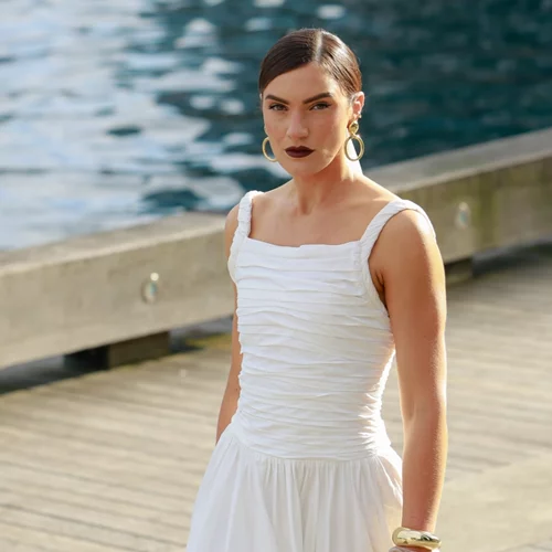 10 μοντέρνα looks που μπορείς να δημιουργήσεις με ένα λευκό φόρεμα